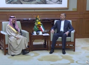 وزير الخارجية السعودي يبحث مع نظيره الإيراني سبل تعزيز العلاقات الثنائية بين البلدين